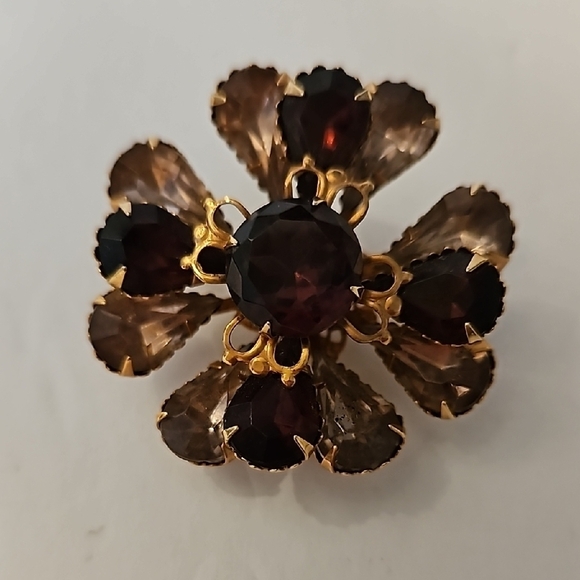 Jewelry - Vintage Brown & Blond Rhinestones on Goldtone Brooch